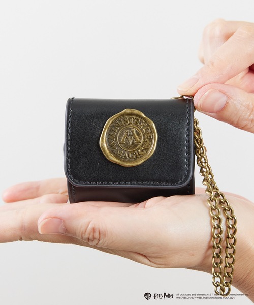 FLAPPER（フラッパー）の「FLAPPER フラッパー：ハリー・ポッター 魔法省airpodsproケース（ヘッドフォン/イヤホン・レディース・ブラック・FREE）」の2枚目の写真