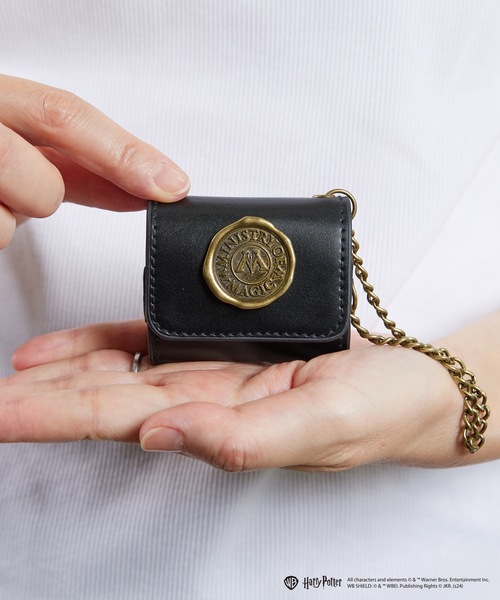 FLAPPER（フラッパー）の「FLAPPER フラッパー：ハリー・ポッター 魔法省airpodsproケース（ヘッドフォン/イヤホン・レディース・ブラック・FREE）」の3枚目の写真