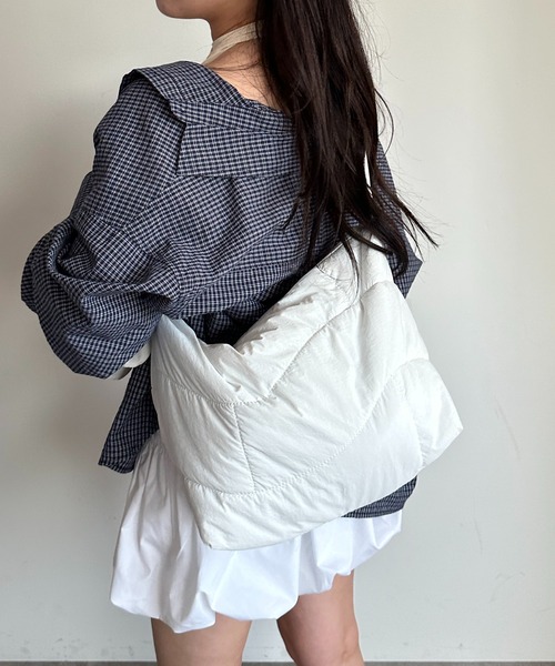 apres jour mignon（アプレジュールミニョン）の「【apresjour mignon】ウェーブパディングショルダー【ZOZOTOWN限定アイテム】（ショルダーバッグ・レディース・ブラック/オフホワイト・フリー）」の2枚目の写真