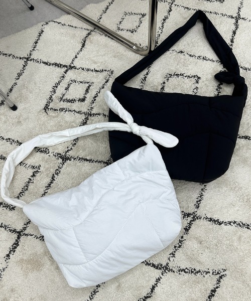 apres jour mignon（アプレジュールミニョン）の「【apresjour mignon】ウェーブパディングショルダー【ZOZOTOWN限定アイテム】（ショルダーバッグ・レディース・ブラック/オフホワイト・フリー）」の3枚目の写真