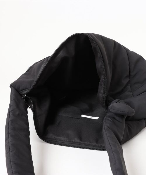 apres jour mignon（アプレジュールミニョン）の「【apresjour mignon】ウェーブパディングショルダー【ZOZOTOWN限定アイテム】（ショルダーバッグ・レディース・ブラック/オフホワイト・フリー）」の4枚目の写真