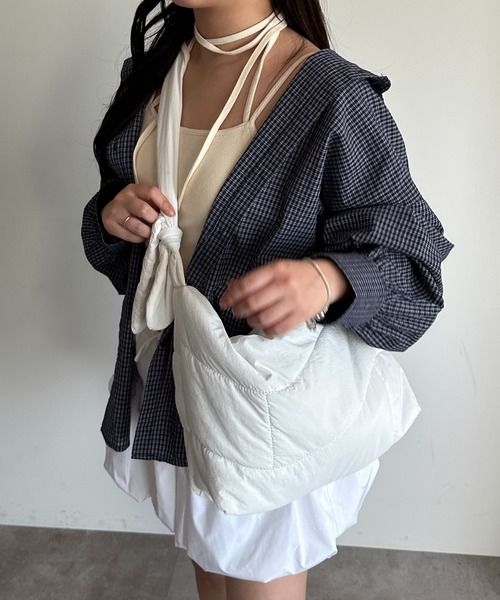 apres jour mignon（アプレジュールミニョン）の「【apresjour mignon】ウェーブパディングショルダー【ZOZOTOWN限定アイテム】（ショルダーバッグ・レディース・ブラック/オフホワイト・フリー）」の10枚目の写真