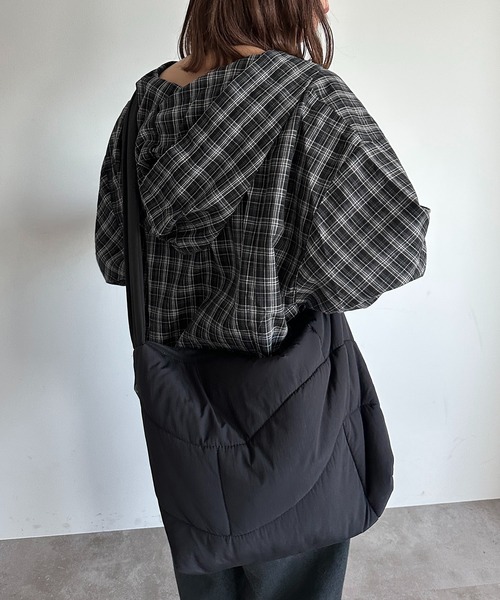 apres jour mignon（アプレジュールミニョン）の「【apresjour mignon】ウェーブパディングショルダー【ZOZOTOWN限定アイテム】（ショルダーバッグ・レディース・ブラック/オフホワイト・フリー）」の9枚目の写真