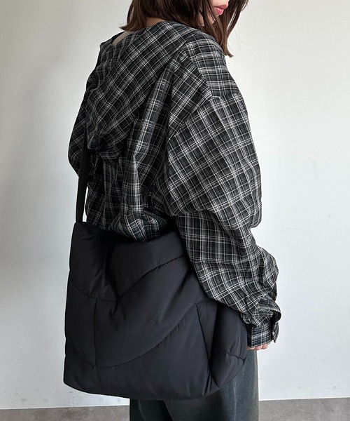 apres jour mignon（アプレジュールミニョン）の「【apresjour mignon】ウェーブパディングショルダー【ZOZOTOWN限定アイテム】（ショルダーバッグ・レディース・ブラック/オフホワイト・フリー）」の7枚目の写真