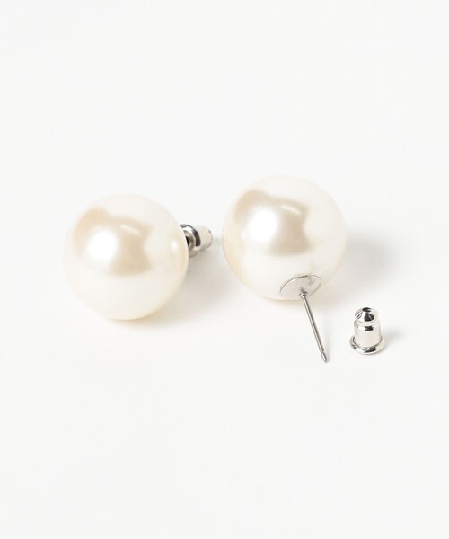 Ray BEAMS(レイビームス)の「BIG パール ピアス(ピアス(両耳用)・レディース・ホワイト・ONE SIZE)」の3枚目の写真