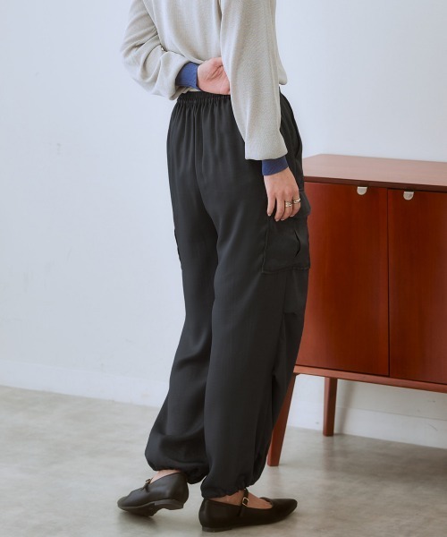 nissen（ニッセン）の「サテンパラシュートパンツ（カーゴパンツ・レディース・カーキ/ブラック/ベージュ・S/3L/L/M/LL）」の7枚目の写真