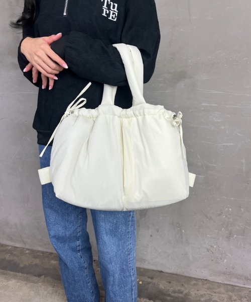 Loco Ocean(ロコオーシャン)の「【ふわふわ】 巾着 中綿バッグ / A4サイズ 2way ハンドバッグ ショルダーバッグ(ショルダーバッグ・レディース・ブラック/ホワイト・ONE SIZE)」の5枚目の写真