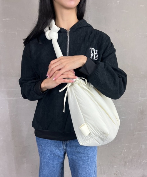 Loco Ocean(ロコオーシャン)の「【ふわふわ】 巾着 中綿バッグ / A4サイズ 2way ハンドバッグ ショルダーバッグ(ショルダーバッグ・レディース・ブラック/ホワイト・ONE SIZE)」の7枚目の写真