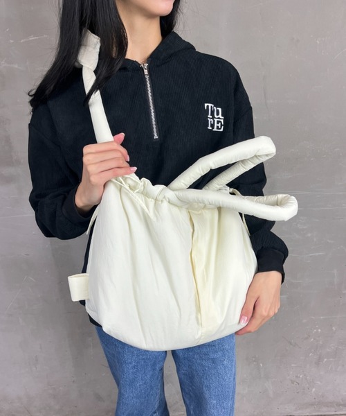 Loco Ocean(ロコオーシャン)の「【ふわふわ】 巾着 中綿バッグ / A4サイズ 2way ハンドバッグ ショルダーバッグ(ショルダーバッグ・レディース・ブラック/ホワイト・ONE SIZE)」の8枚目の写真