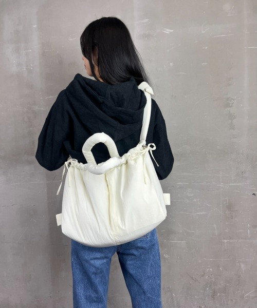 Loco Ocean(ロコオーシャン)の「【ふわふわ】 巾着 中綿バッグ / A4サイズ 2way ハンドバッグ ショルダーバッグ(ショルダーバッグ・レディース・ブラック/ホワイト・ONE SIZE)」の10枚目の写真