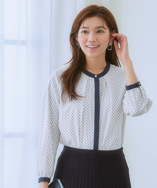 7days Life Styling(セブンデイズライフスタイリング)の「【UVカット/速乾】ストレッチパウダーサテン配色幾何柄バンドカラー長袖ブラウス(シャツ/ブラウス・レディース・オフホワイト/ブラック系・LL/3L/S/M/L)」の2枚目の写真
