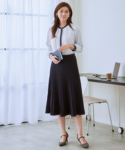 7days Life Styling(セブンデイズライフスタイリング)の「【UVカット/速乾】ストレッチパウダーサテン配色幾何柄バンドカラー長袖ブラウス(シャツ/ブラウス・レディース・オフホワイト/ブラック系・LL/3L/S/M/L)」の3枚目の写真