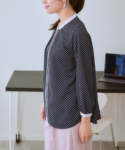 7days Life Styling(セブンデイズライフスタイリング)の「【UVカット/速乾】ストレッチパウダーサテン配色幾何柄バンドカラー長袖ブラウス(シャツ/ブラウス・レディース・オフホワイト/ブラック系・LL/3L/S/M/L)」の9枚目の写真