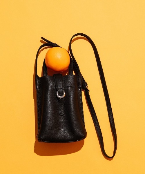 Beau're(ヴュレ)の「【BEAURE/ビュレ】カウレザー ベルト デザイン ワンマイル BAG(ショルダーバッグ・レディース・グレー/ブラック/オリーブ/イエロー・FREE)」の1枚目の写真
