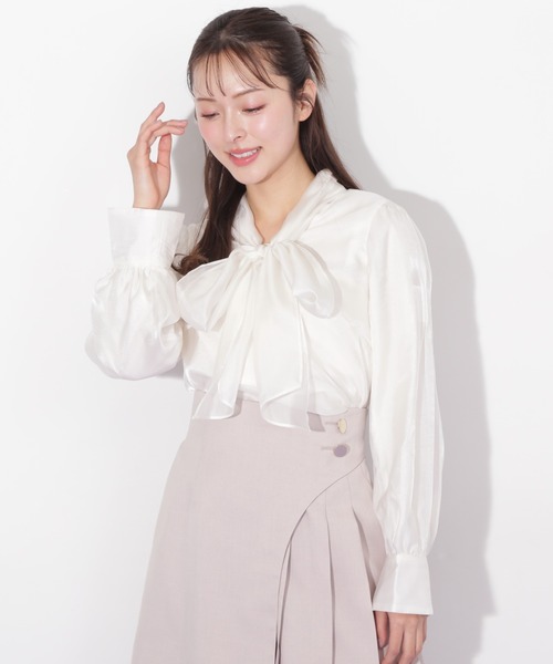 JILL by JILL STUART(ジルバイジルスチュアート)の「◇シャイニーシアーボウタイブラウス(シャツ/ブラウス・レディース・ブラック/ホワイト系その他/ピンク・FREE)」の2枚目の写真