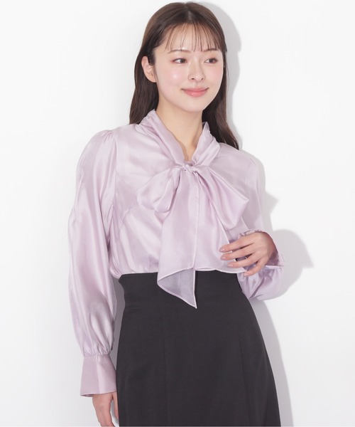 JILL by JILL STUART(ジルバイジルスチュアート)の「◇シャイニーシアーボウタイブラウス(シャツ/ブラウス・レディース・ブラック/ホワイト系その他/ピンク・FREE)」の1枚目の写真