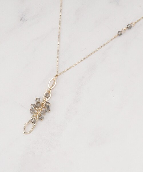SHOO・LA・RUE(シューラルー)の「ガラス房変形フープネックレス(ネックレス・レディース・シルバー/ピンクゴールド/ゴールド・00)」の3枚目の写真
