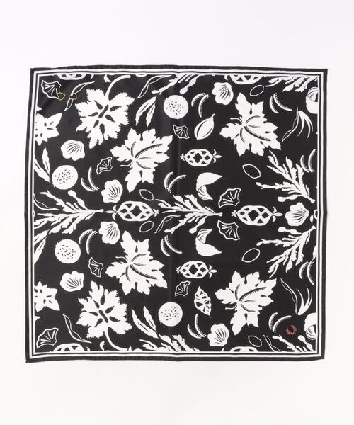 FRED PERRY（フレッドペリー）の「Amy Winehouse Scarf／エイミー・ワインハウス スカーフ（バンダナ/スカーフ・レディース・ブラック・ONE SIZE）」の8枚目の写真