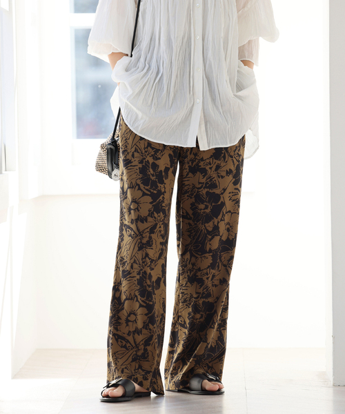 JOURNAL STANDARD relume（ジャーナルスタンダード　レリューム）の「《追加2》コントラストフラワープリントパンツ（その他パンツ・レディース・アイボリー/ブラック/グリーン・FREE）」の2枚目の写真