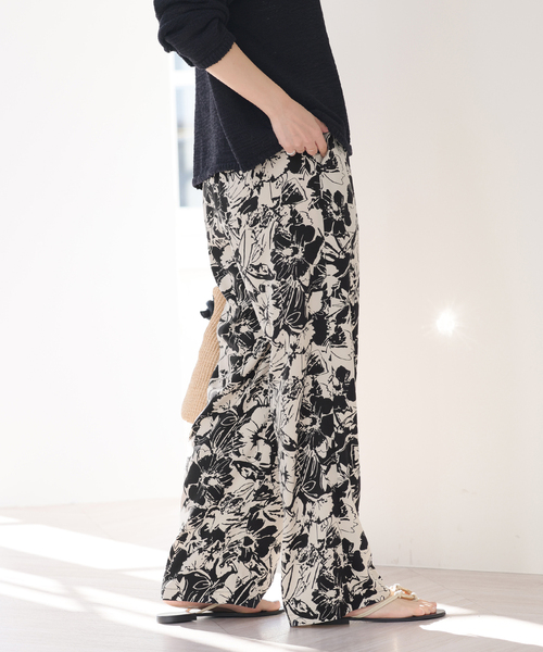 JOURNAL STANDARD relume（ジャーナルスタンダード　レリューム）の「《追加2》コントラストフラワープリントパンツ（その他パンツ・レディース・アイボリー/ブラック/グリーン・FREE）」の7枚目の写真
