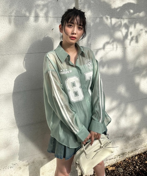 AS KNOW AS plus（アズノゥアズプラス）の「●ナンバープリント 袖ラインシアービッグサイズシャツ（シャツ/ブラウス・レディース・オフホワイト/チャコールグレー/グリーン・FREE）」の3枚目の写真