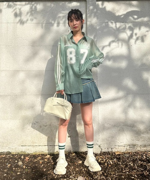 AS KNOW AS plus（アズノゥアズプラス）の「●ナンバープリント 袖ラインシアービッグサイズシャツ（シャツ/ブラウス・レディース・オフホワイト/チャコールグレー/グリーン・FREE）」の6枚目の写真