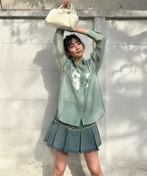 AS KNOW AS plus（アズノゥアズプラス）の「●ナンバープリント 袖ラインシアービッグサイズシャツ（シャツ/ブラウス・レディース・オフホワイト/チャコールグレー/グリーン・FREE）」の4枚目の写真