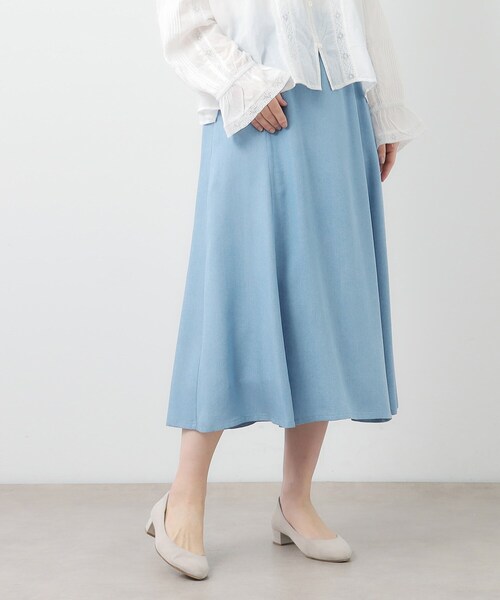 LAURA ASHLEY(ローラアシュレイ)の「【脇ファスナーあり/ウエストゴム】セルロース デニムスカート(スカート・レディース・ネイビー/ライトブルー・38/40)」の4枚目の写真
