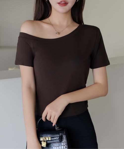 FINEnough(ファインナフ)の「ワンショルダー半袖ラグラントップス(Tシャツ/カットソー・レディース・ブラック/ホワイト×ブラック/グレー/ホワイト/ブラウン・FREE)」の1枚目の写真