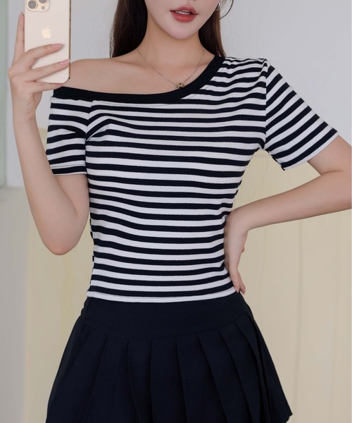 FINEnough(ファインナフ)の「ワンショルダー半袖ラグラントップス(Tシャツ/カットソー・レディース・ブラック/ホワイト×ブラック/グレー/ホワイト/ブラウン・FREE)」の9枚目の写真