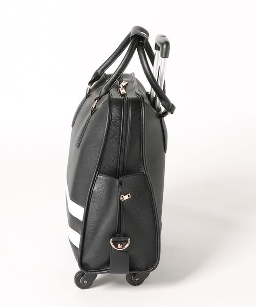 4輪キャリーバッグ 人混みもスイスイ進める！操作性バツグンの4輪キャスターを搭載した