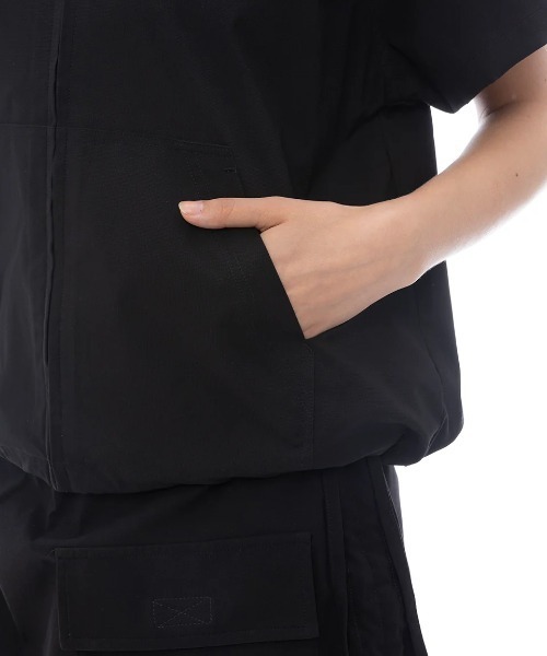 RVCA(ルーカ)の「【RVCA/ルーカ】25SS MINI RVCA UTILITY SS/水陸両用速乾ドローコード付きブラウジングUVケアジップアップラグラン半袖ロゴシャツ(シャツ/ブラウス・レディース・ブラック・MEDIUM)」の4枚目の写真