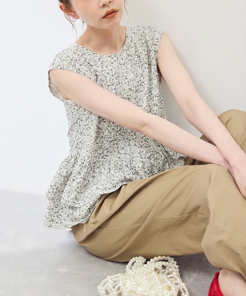 ROPE' PICNIC(ロペピクニック)の「小花柄ティアードゼロスリーブブラウス(シャツ/ブラウス・レディース・ブルー/グレー/ベージュ・38)」の2枚目の写真