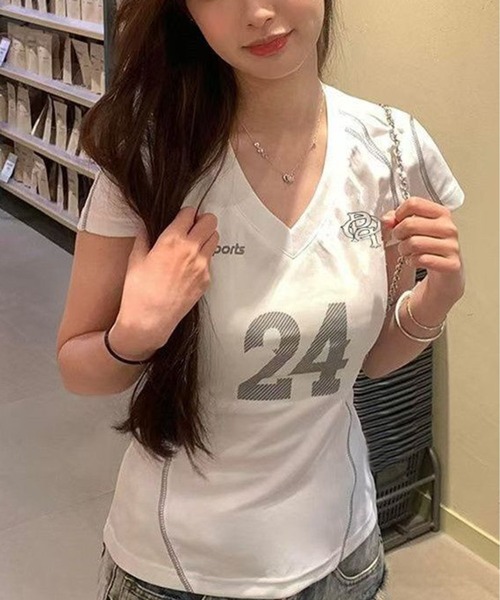 AsheKsha（アシクシャ）の「【新作】Vネックシンプルスポーツショートスリーブ（Tシャツ/カットソー・レディース・ホワイト・M）」の2枚目の写真
