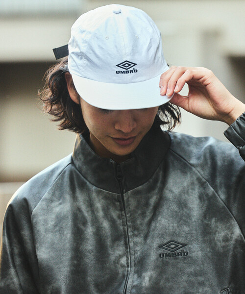 UMBRO(アンブロ)の「UMBRO/アンブロ 【新色追加】SP Coating Nylon Flat Visor 6Panel Cap/別注 コーティングナイロン フラットバイザー 6パネルキャップ(キャップ・メンズ・ワインレッド/チャコールグレー/ブラック/ホワイト/サンドベージュ・ONE SIZE)」の2枚目の写真