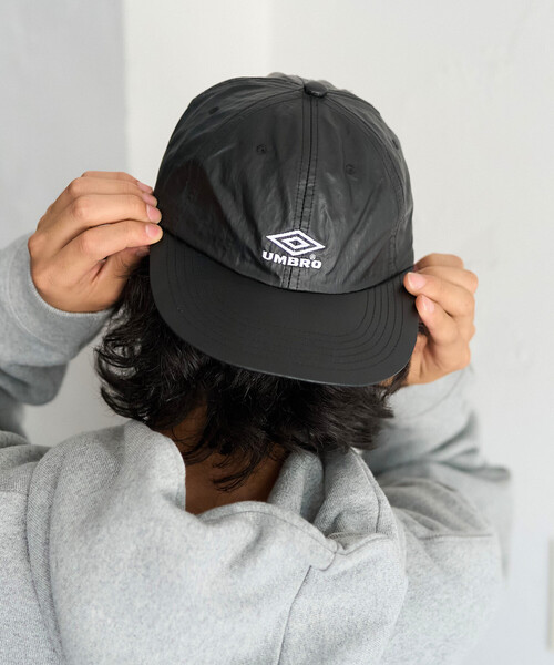 UMBRO(アンブロ)の「UMBRO/アンブロ 【新色追加】SP Coating Nylon Flat Visor 6Panel Cap/別注 コーティングナイロン フラットバイザー 6パネルキャップ(キャップ・メンズ・ワインレッド/チャコールグレー/ブラック/ホワイト/サンドベージュ・ONE SIZE)」の3枚目の写真