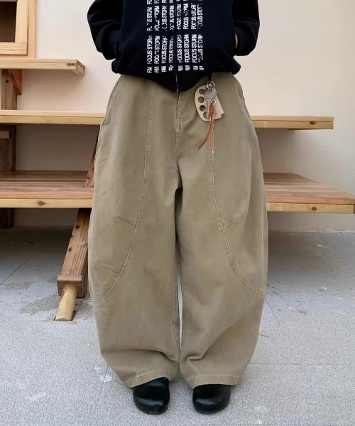 MONO8(モノハチ)の「カーブシルエット ワイドカーゴパンツ/3サイズ展開(カーゴパンツ・レディース・カーキ/ベージュ/ダークグレー・S/M/L)」の14枚目の写真