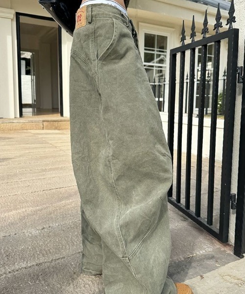 MONO8(モノハチ)の「カーブシルエット ワイドカーゴパンツ/3サイズ展開(カーゴパンツ・レディース・カーキ/ベージュ/ダークグレー・S/M/L)」の4枚目の写真