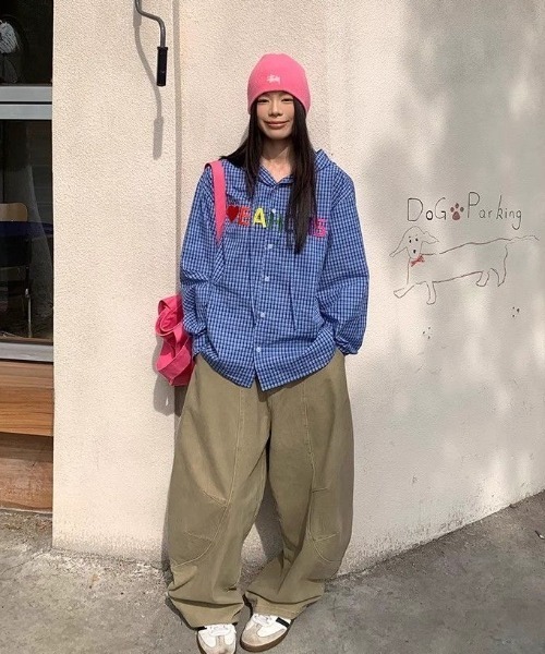 MONO8(モノハチ)の「カーブシルエット ワイドカーゴパンツ/3サイズ展開(カーゴパンツ・レディース・カーキ/ベージュ/ダークグレー・S/M/L)」の16枚目の写真