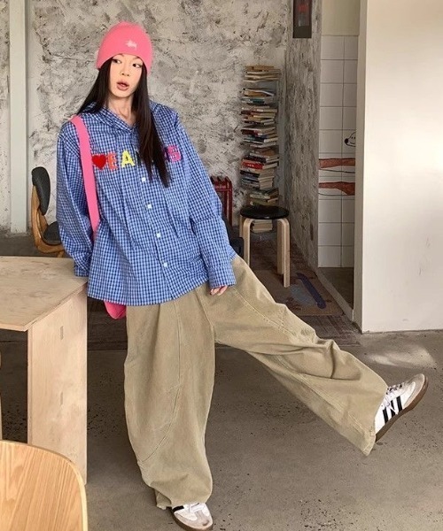 MONO8(モノハチ)の「カーブシルエット ワイドカーゴパンツ/3サイズ展開(カーゴパンツ・レディース・カーキ/ベージュ/ダークグレー・S/M/L)」の17枚目の写真