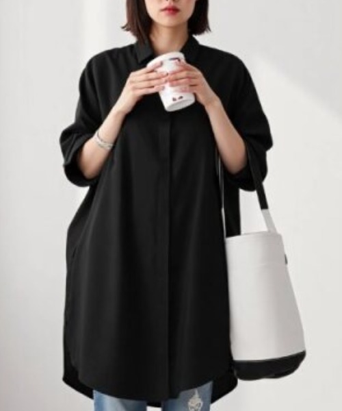 cammie(キャミー)の「オーバーサイズロングシャツ(シャツ/ブラウス・レディース・ホワイト/ブラック・MEDIUM/LARGE)」の6枚目の写真