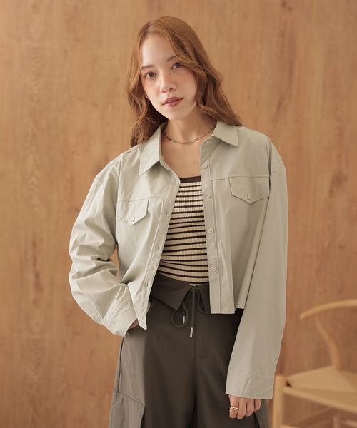 SUWDEE(スーディー)の「military cropped shirt jacket(ノーカラージャケット・レディース・ブラック/グレイッシュベージュ/ブラウン/グレー・FREE)」の1枚目の写真