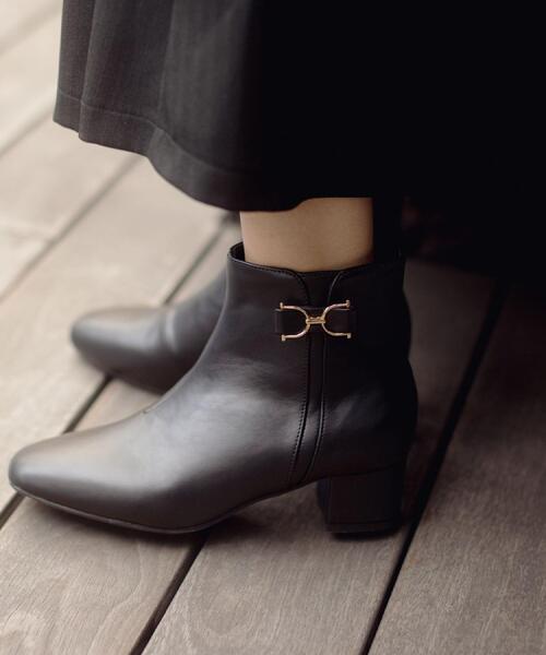 grove（グローブ）の「【人間工学/優しい履き心地】メタルビットショートブーツ（ブーツ・レディース・ブラック/ダークブラウン系/ベージュ系・M/L/S）」の2枚目の写真