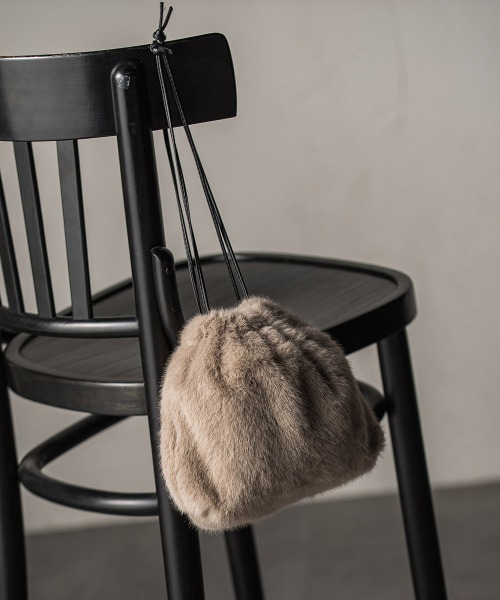 MAYSON GREY（メイソングレイ）の「【WEB限定】フェイクファー巾着バッグ（ハンドバッグ・レディース・ダークベージュ/ライトグレー/ベージュ・FREE）」の3枚目の写真