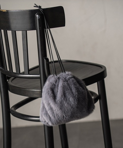 MAYSON GREY（メイソングレイ）の「【WEB限定】フェイクファー巾着バッグ（ハンドバッグ・レディース・ダークベージュ/ライトグレー/ベージュ・FREE）」の2枚目の写真