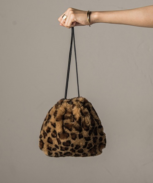 MAYSON GREY（メイソングレイ）の「【WEB限定】フェイクファー巾着バッグ（ハンドバッグ・レディース・ダークベージュ/ライトグレー/ベージュ・FREE）」の4枚目の写真