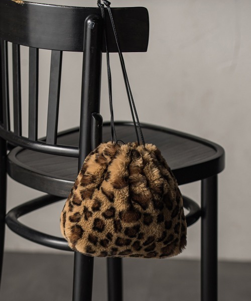 MAYSON GREY（メイソングレイ）の「【WEB限定】フェイクファー巾着バッグ（ハンドバッグ・レディース・ダークベージュ/ライトグレー/ベージュ・FREE）」の5枚目の写真