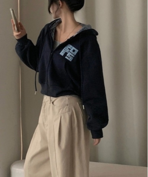 gossip!ロサンゼルス(ゴシップロサンゼルス)の「着回し力バツグン!ゆるっとラフな万能 フルジップ チェックバイカラールーズフィットクロップドパーカー羽織 UV対策 冷房対策Y2K(パーカー・レディース・ブラック/ライトグレー/グレー/ネイビー/ライトブルー/ベージュ・M)」の7枚目の写真