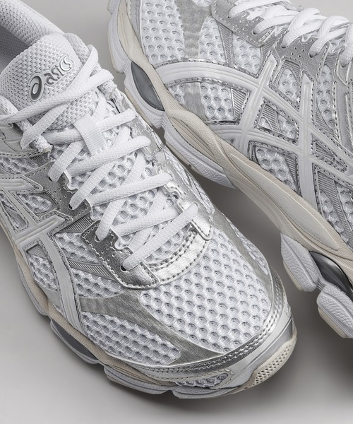 ASICS（アシックス）の「GEL-CUMULUS 16 / ゲルキュムラス 16（スニーカー・メンズ・ホワイト×シルバー・25.5/29/24/23.5/25/28.5/26/23/24.5/27.5/28/26.5/27）」の2枚目の写真