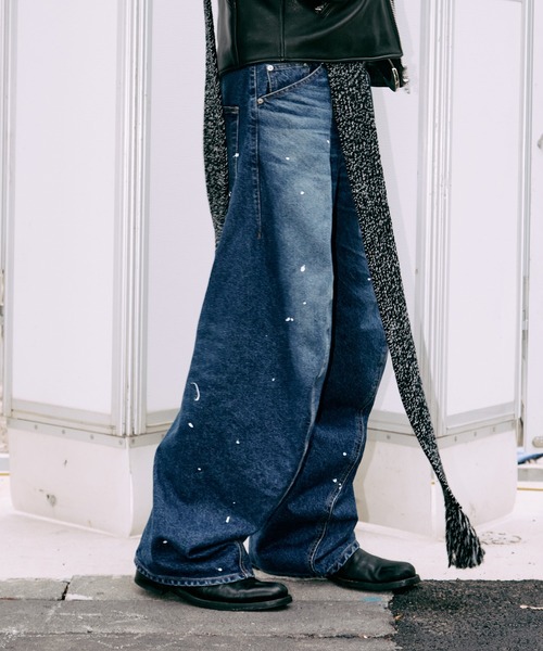 NVRFRGT（ネヴァーフォーゲット）の「別注 TWISTED CURVED LEG JEANS（デニムパンツ・メンズ・インディゴブルー/ブラック・1/2）」の2枚目の写真